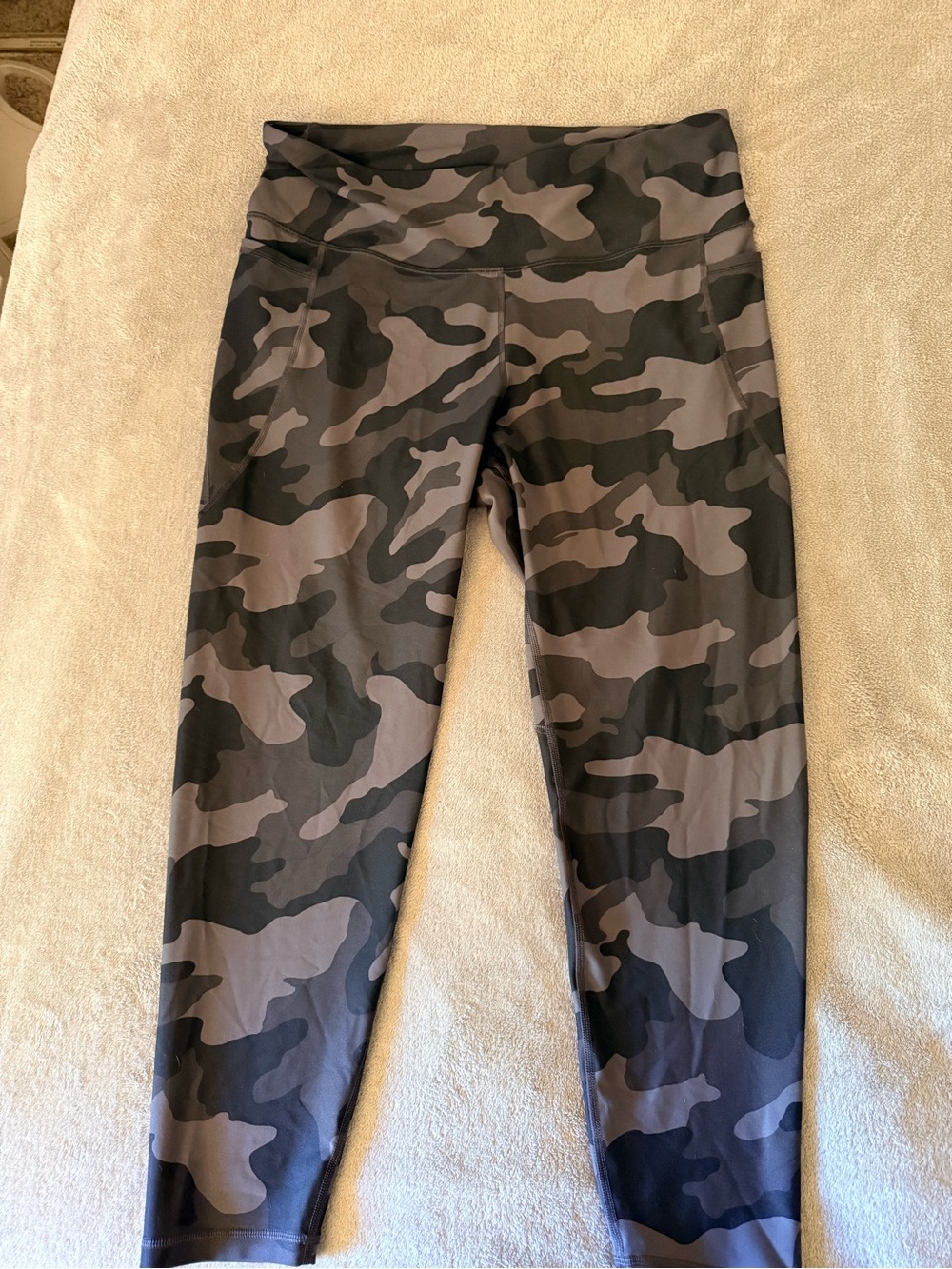 Old Navy Women’s Black and Gray Camo Leggings